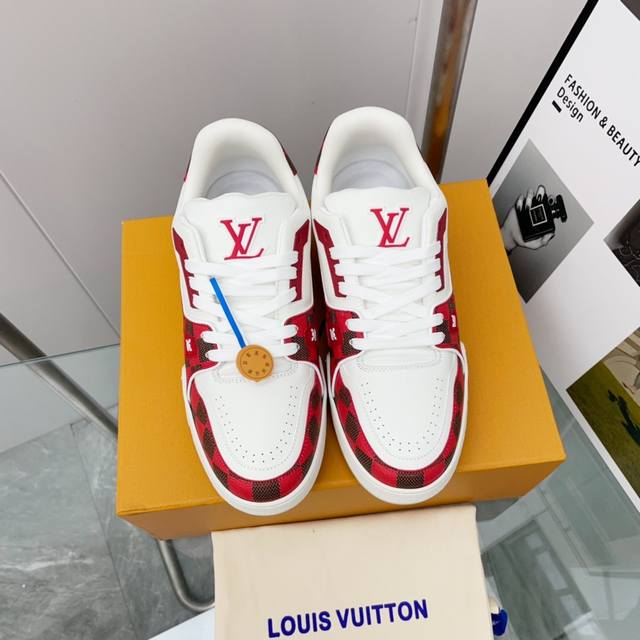 Lv-Trainer路易-威登 Pk市场一切版本 情侣款 走秀新款 篮球板鞋 代购品质 原版1：1开发复刻！！上脚非常舒适 做工精细 鞋面由意大利进口小牛皮拼接